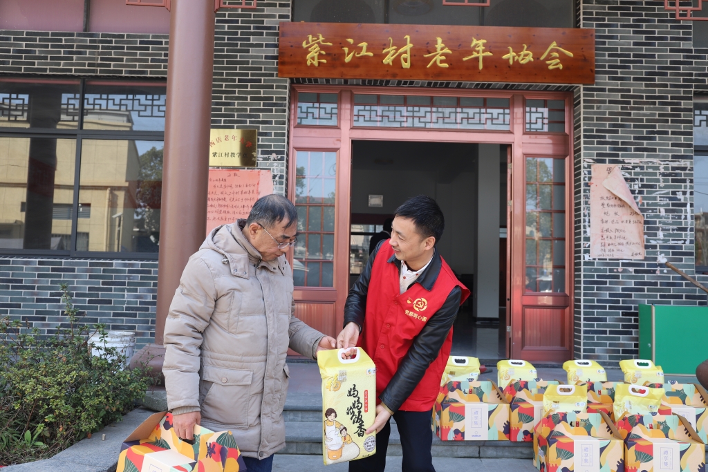 暖春意，敬老情-华体会注册,华体会（中国）多年坚持慰问孤寡老人